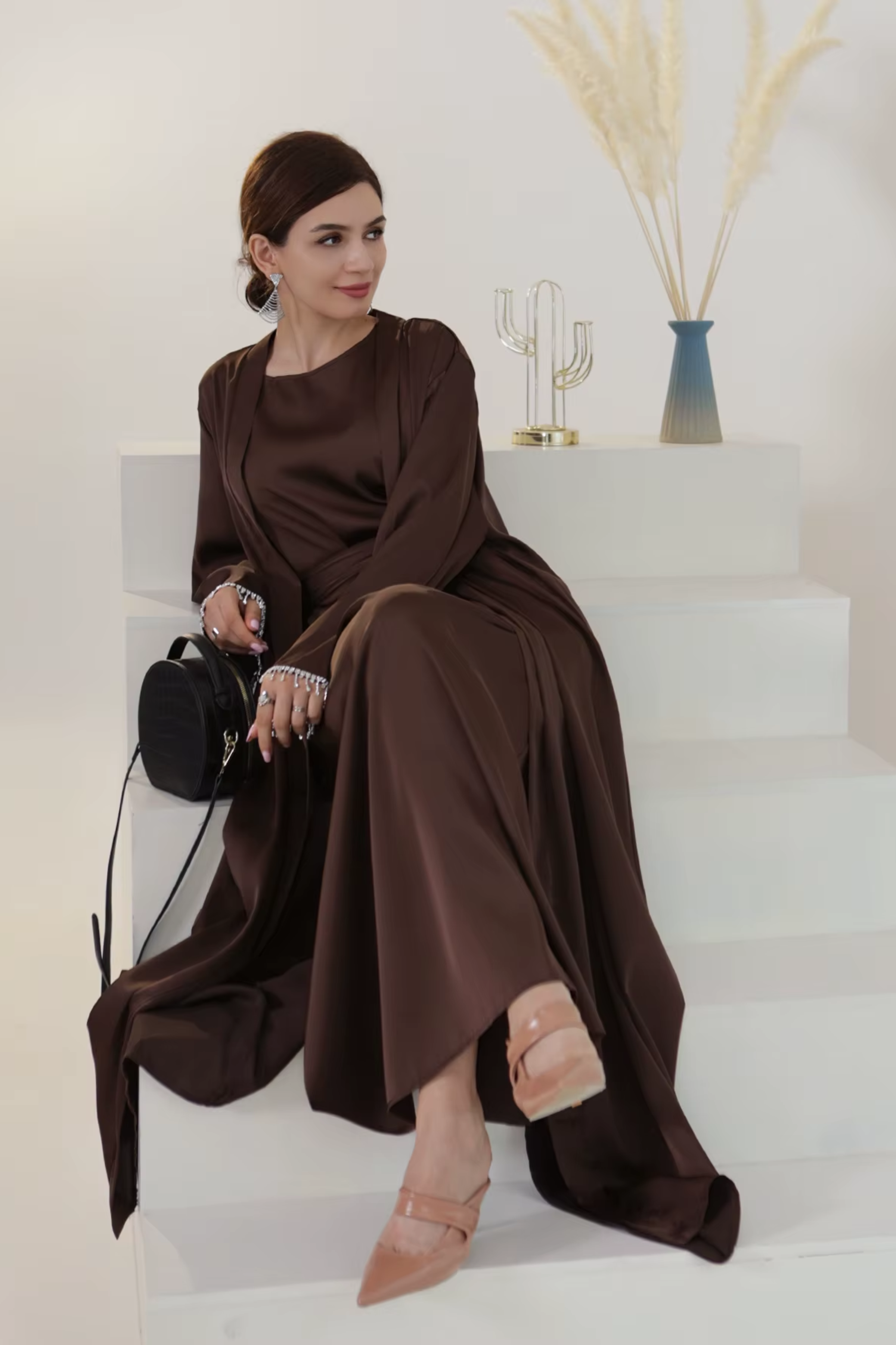 Élégance Royale : Abaya Satin Marron (robe+kimono)
