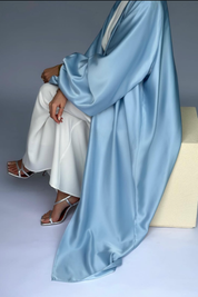 Élégance Satinée : Abaya Prestige Bleu Clair
