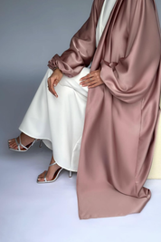 Élégance Satinée : Abaya Prestige Rose Clair