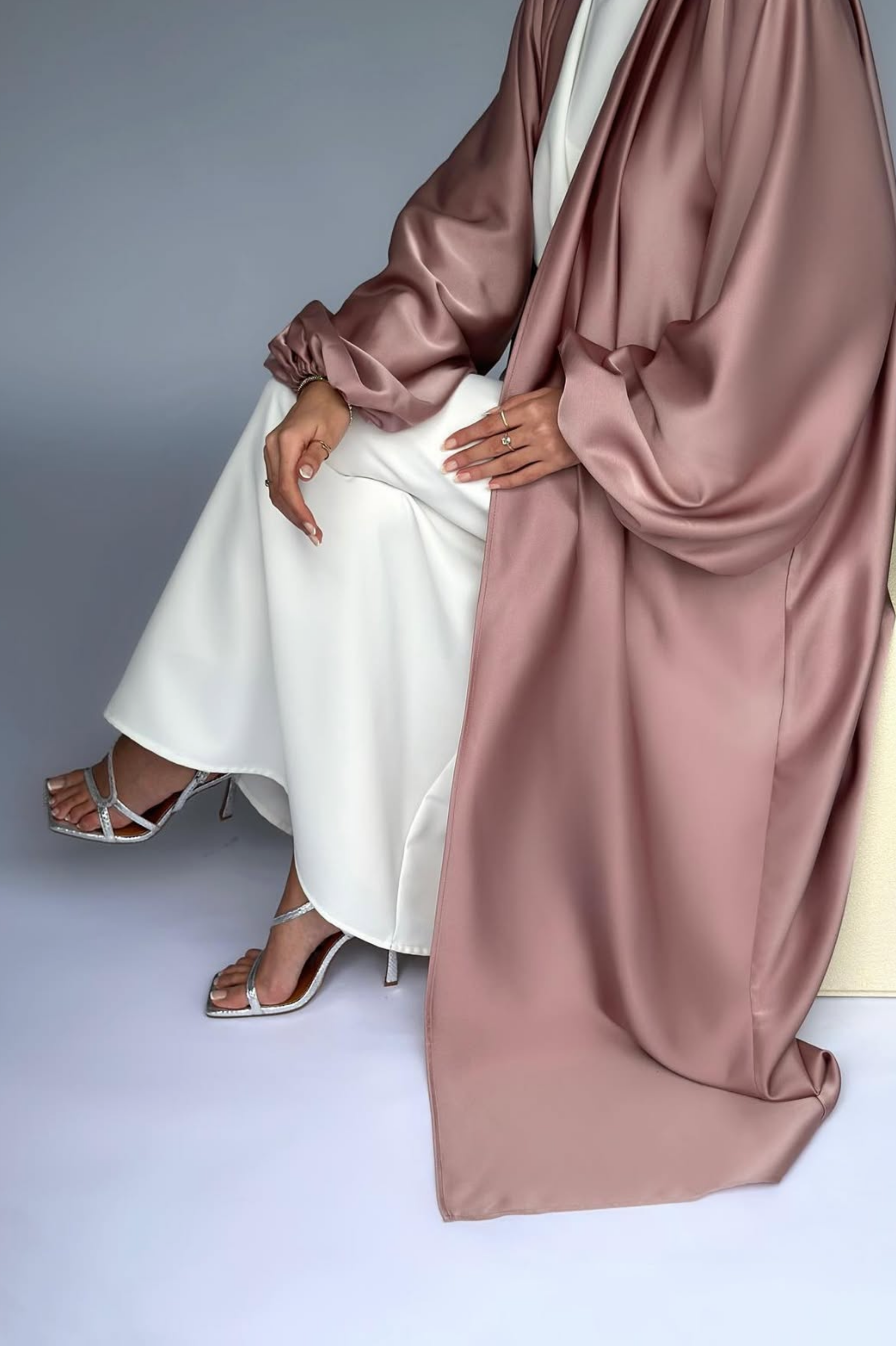 Élégance Satinée : Abaya Prestige Rose Clair
