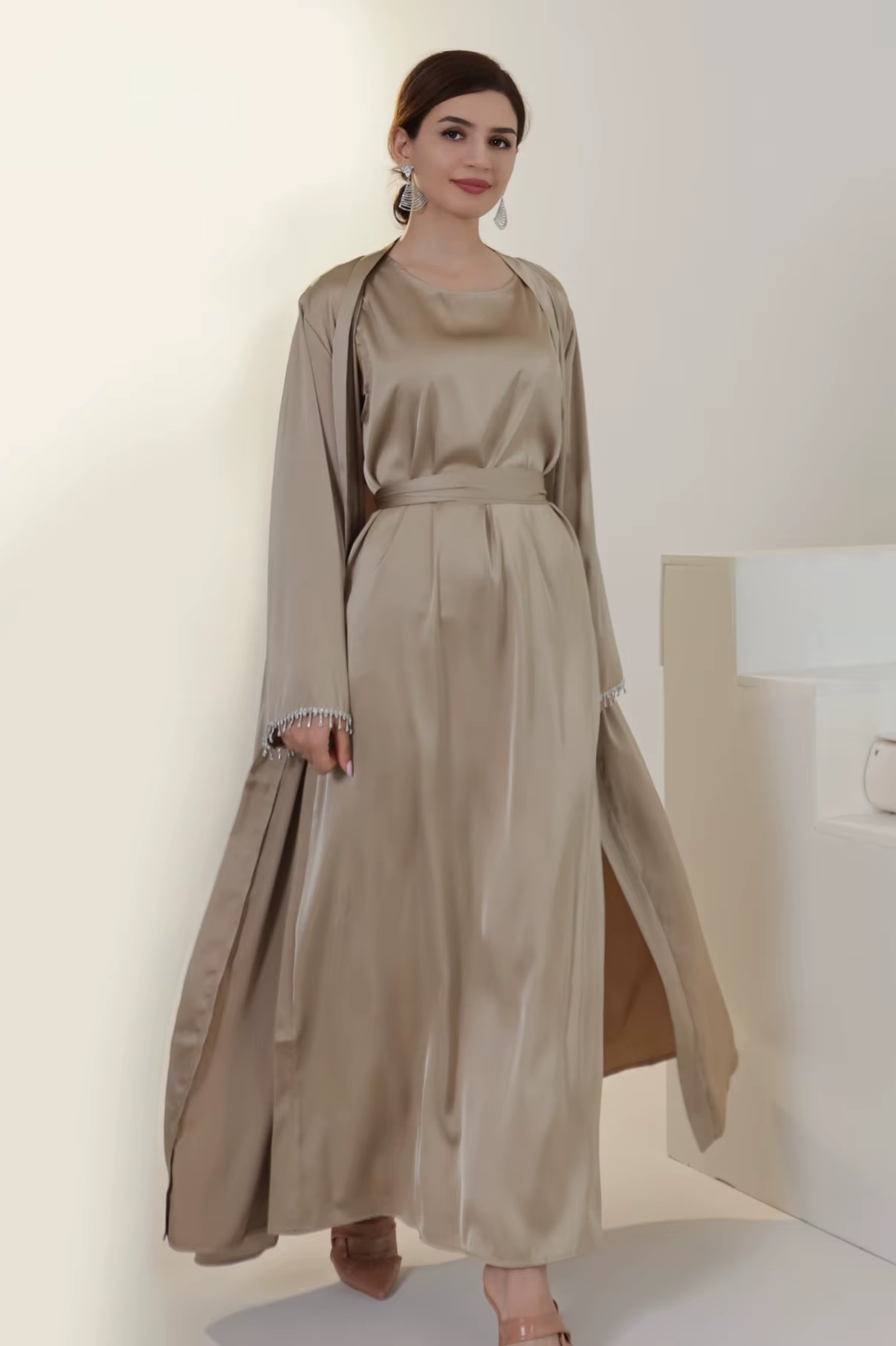 Élégance Royale : Abaya Satin Beige (robe+kimono)