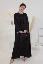 Élégance Royale : Abaya Satin Noir (robe+kimono)