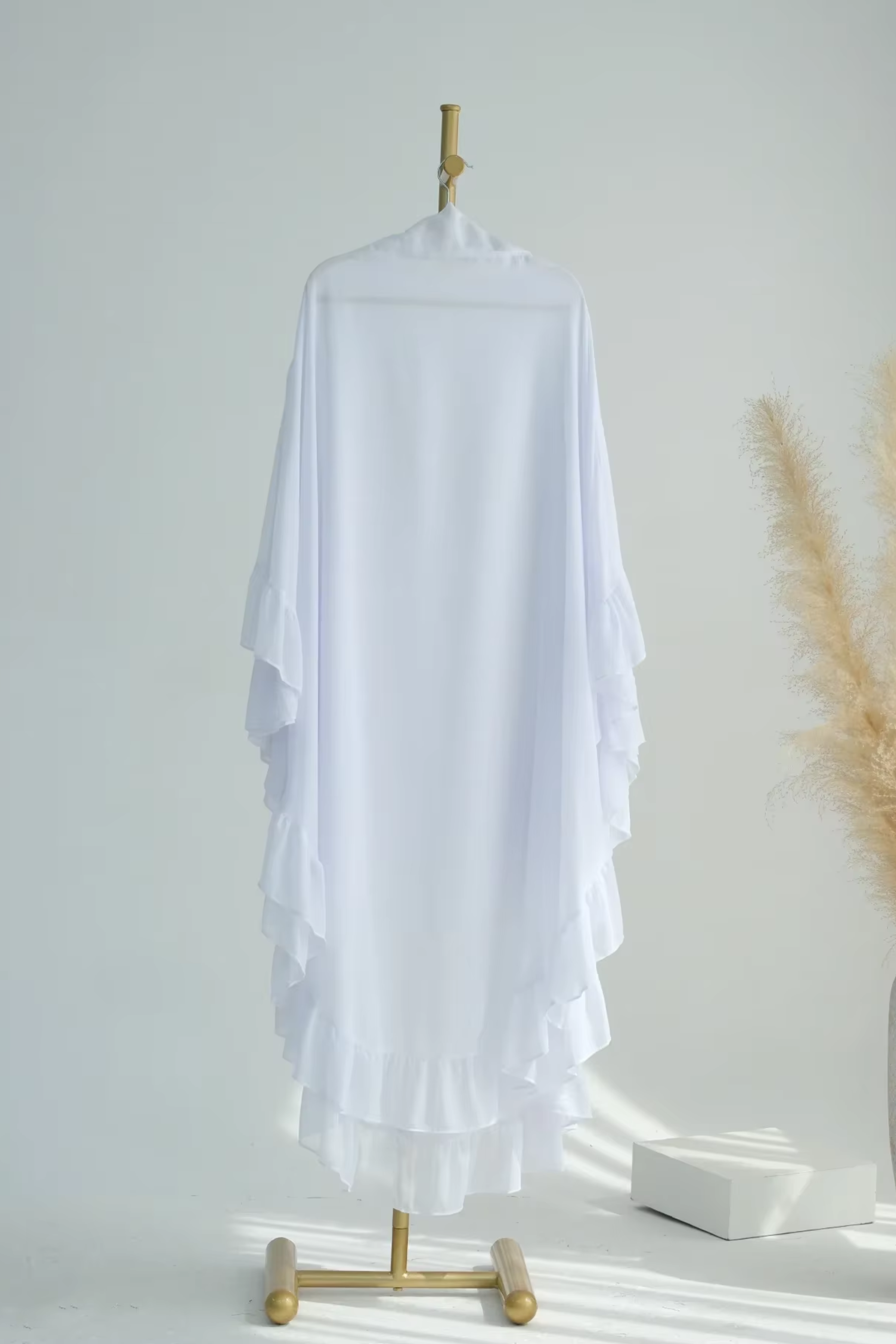 Élégance Légère : Abaya Papillon