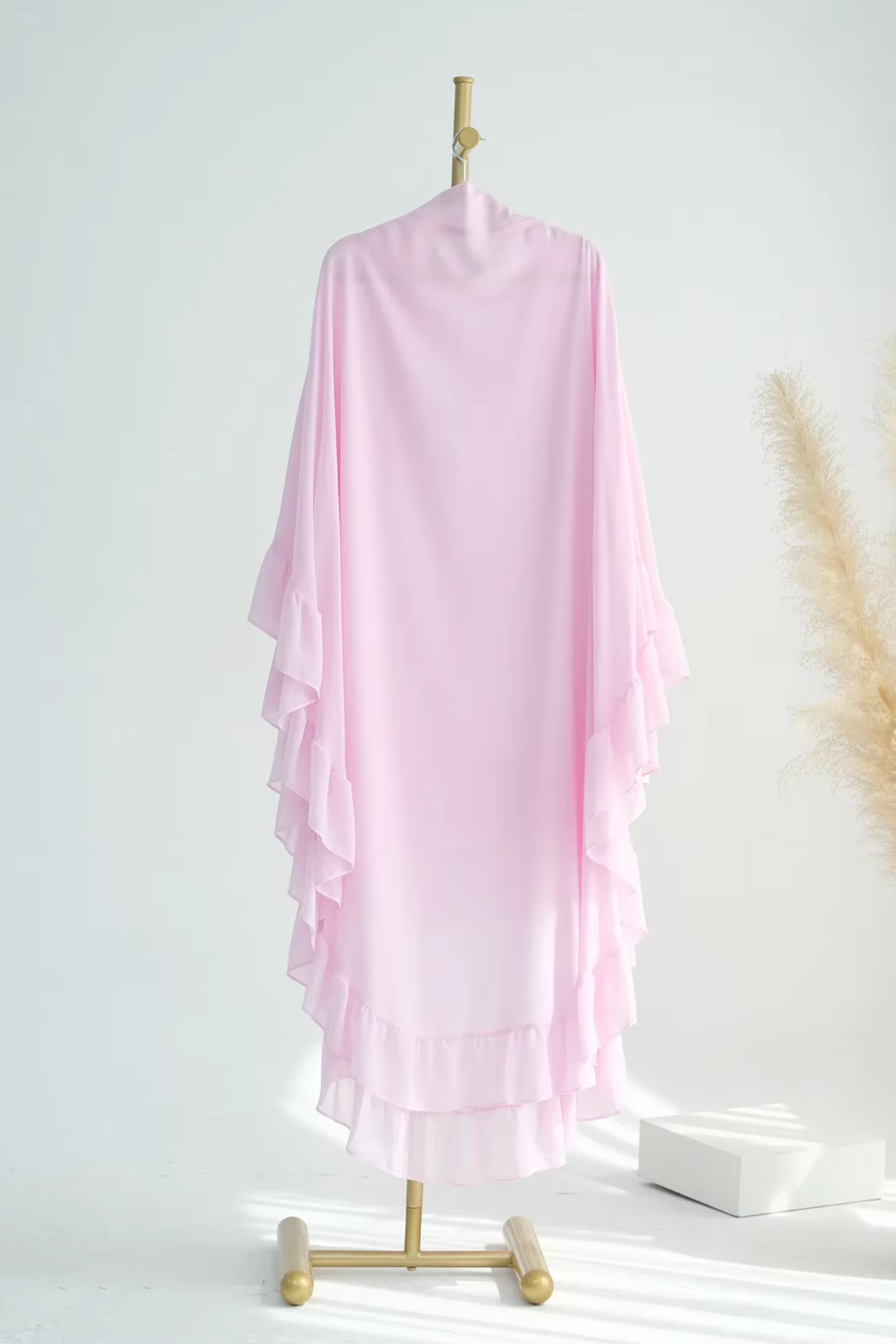 Élégance Légère : Abaya Papillon