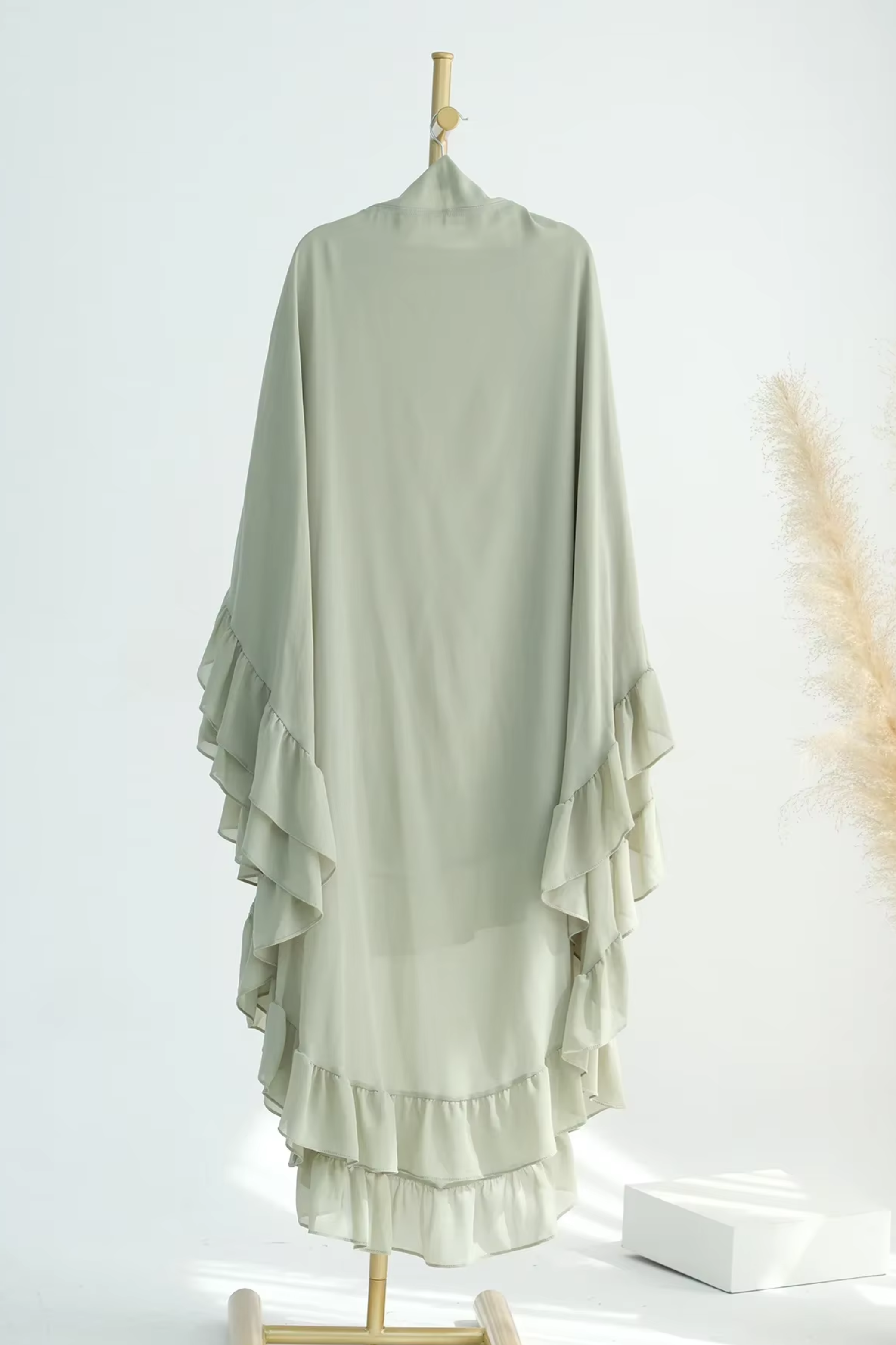 Élégance Légère : Abaya Papillon