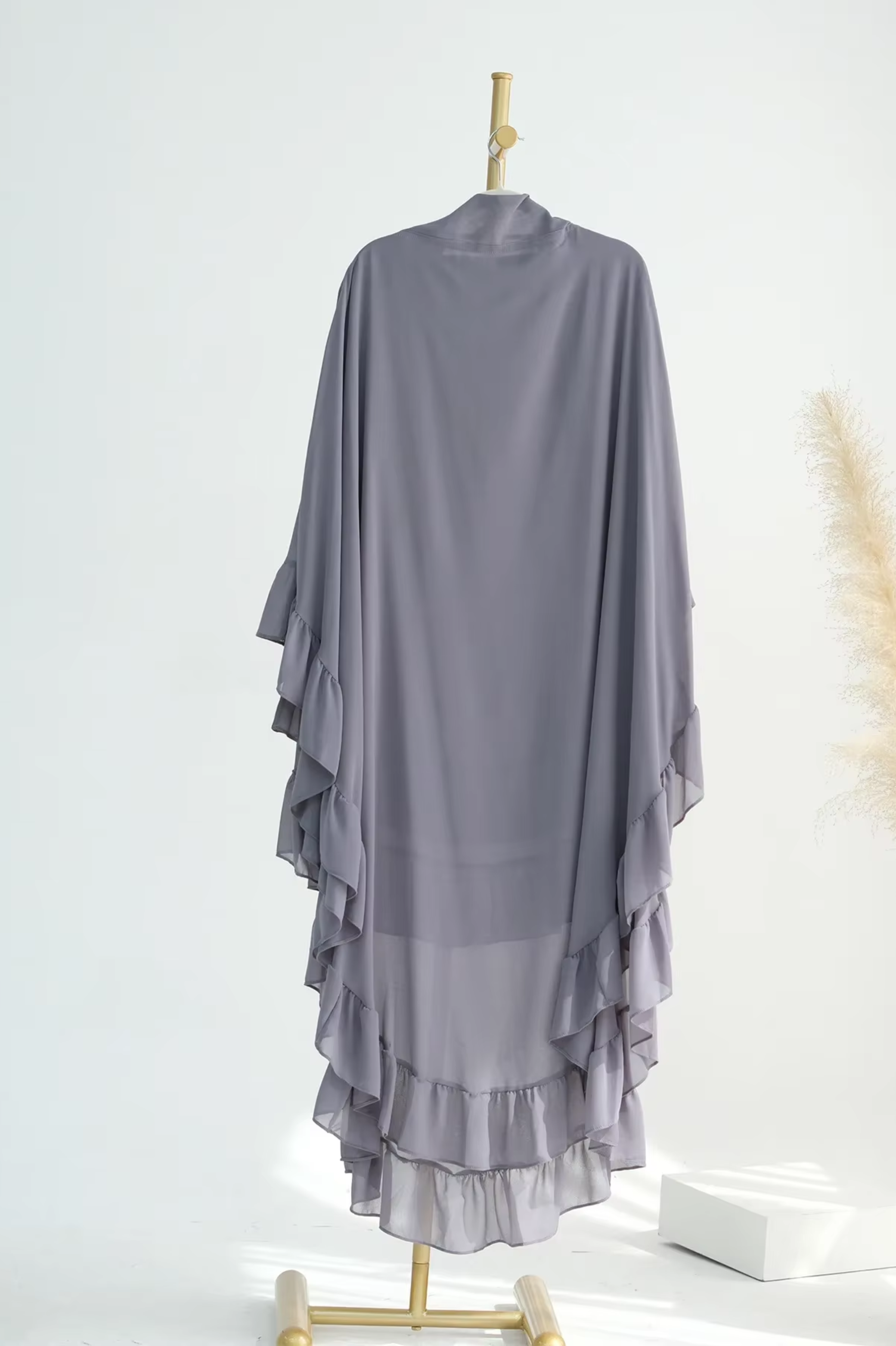 Élégance Légère : Abaya Papillon
