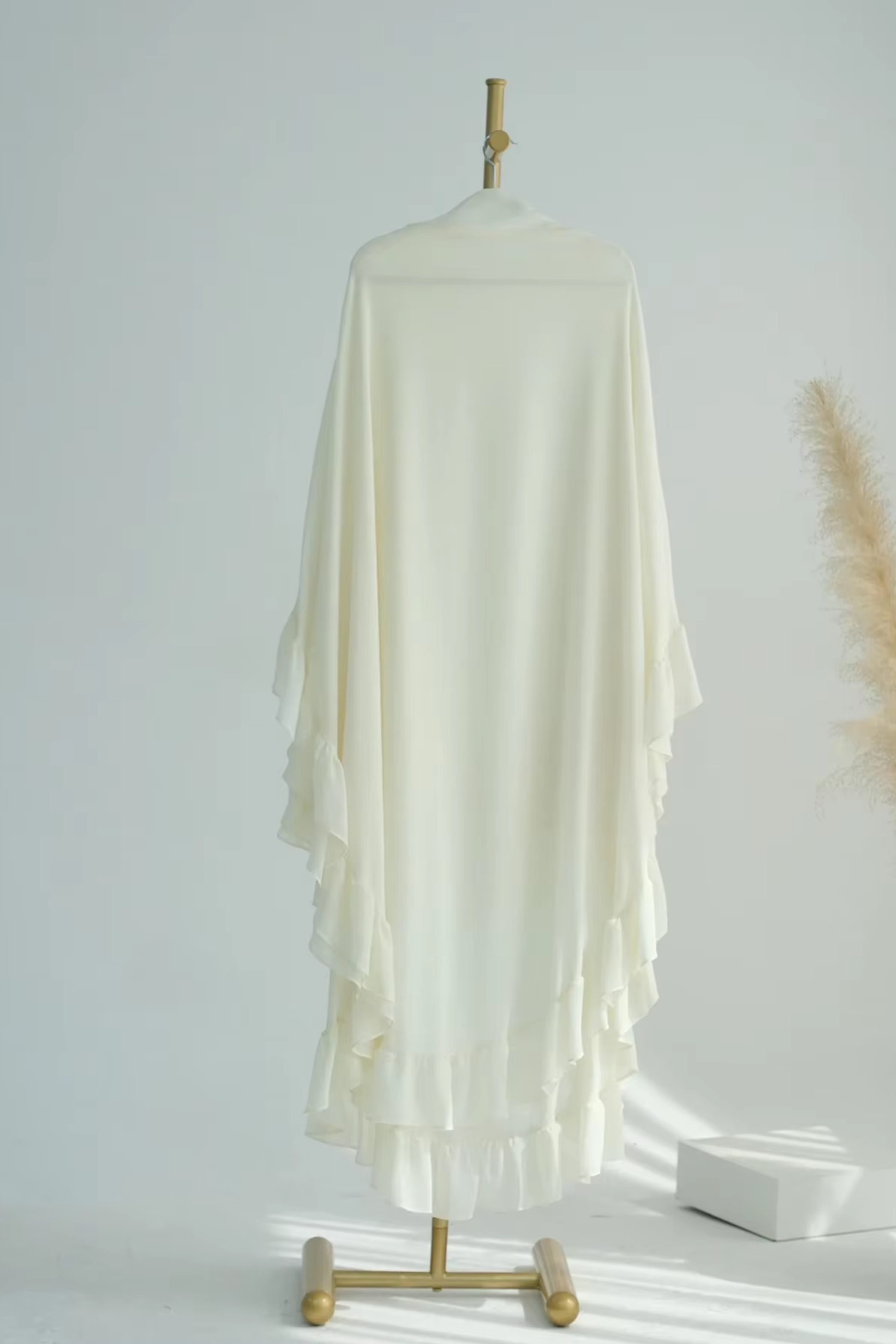 Élégance Légère : Abaya Papillon