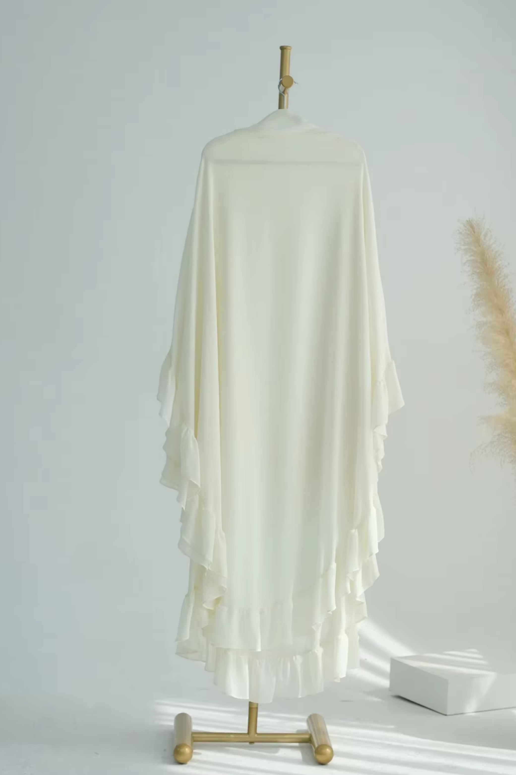 Élégance Légère : Abaya Papillon