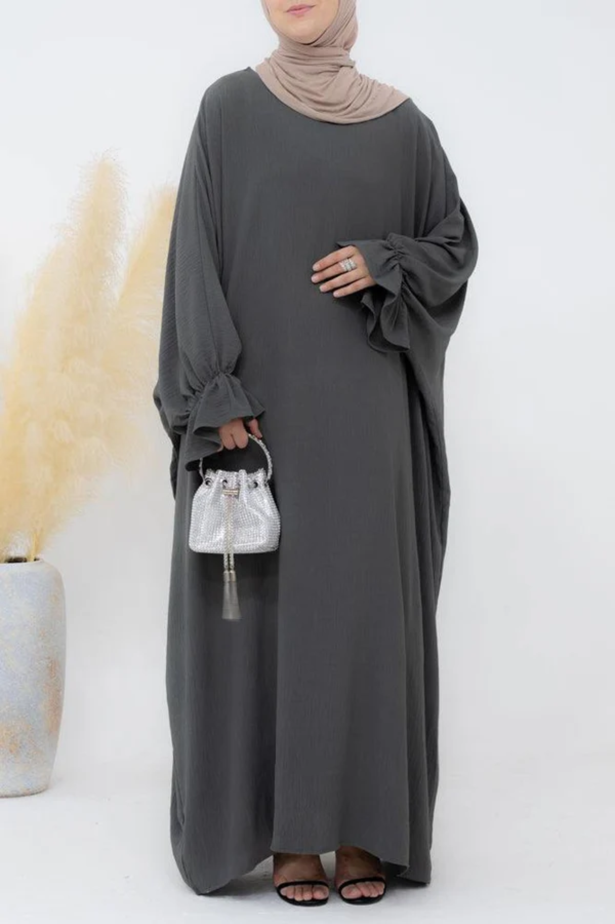 Simplicité Chic : Abaya Classique (foulard inclus)