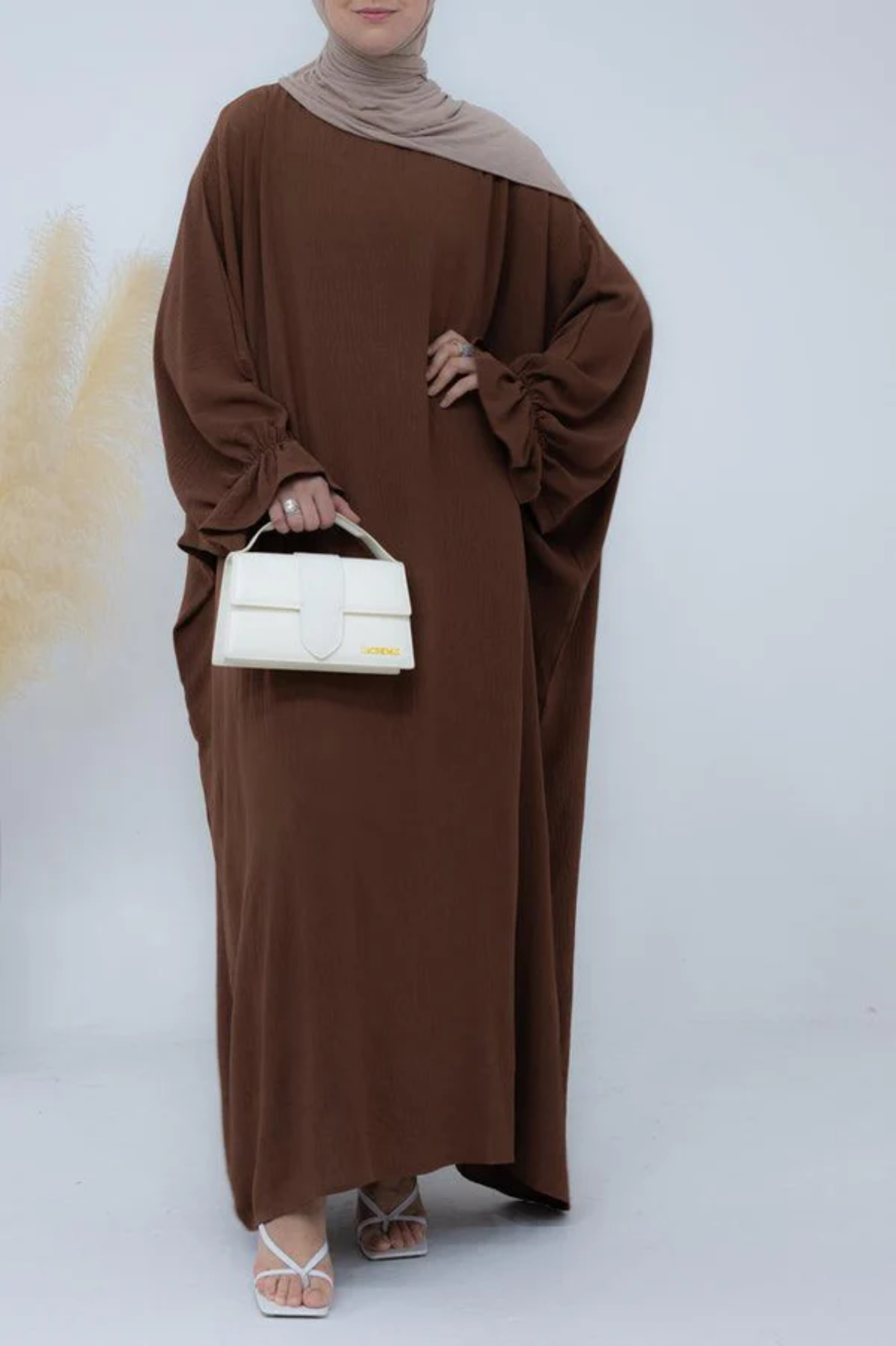 Simplicité Chic : Abaya Classique (foulard inclus)