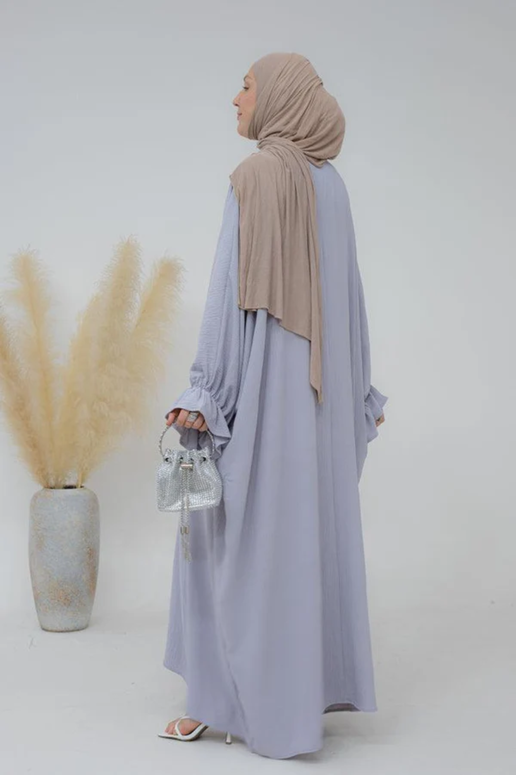 Simplicité Chic : Abaya Classique (foulard inclus)