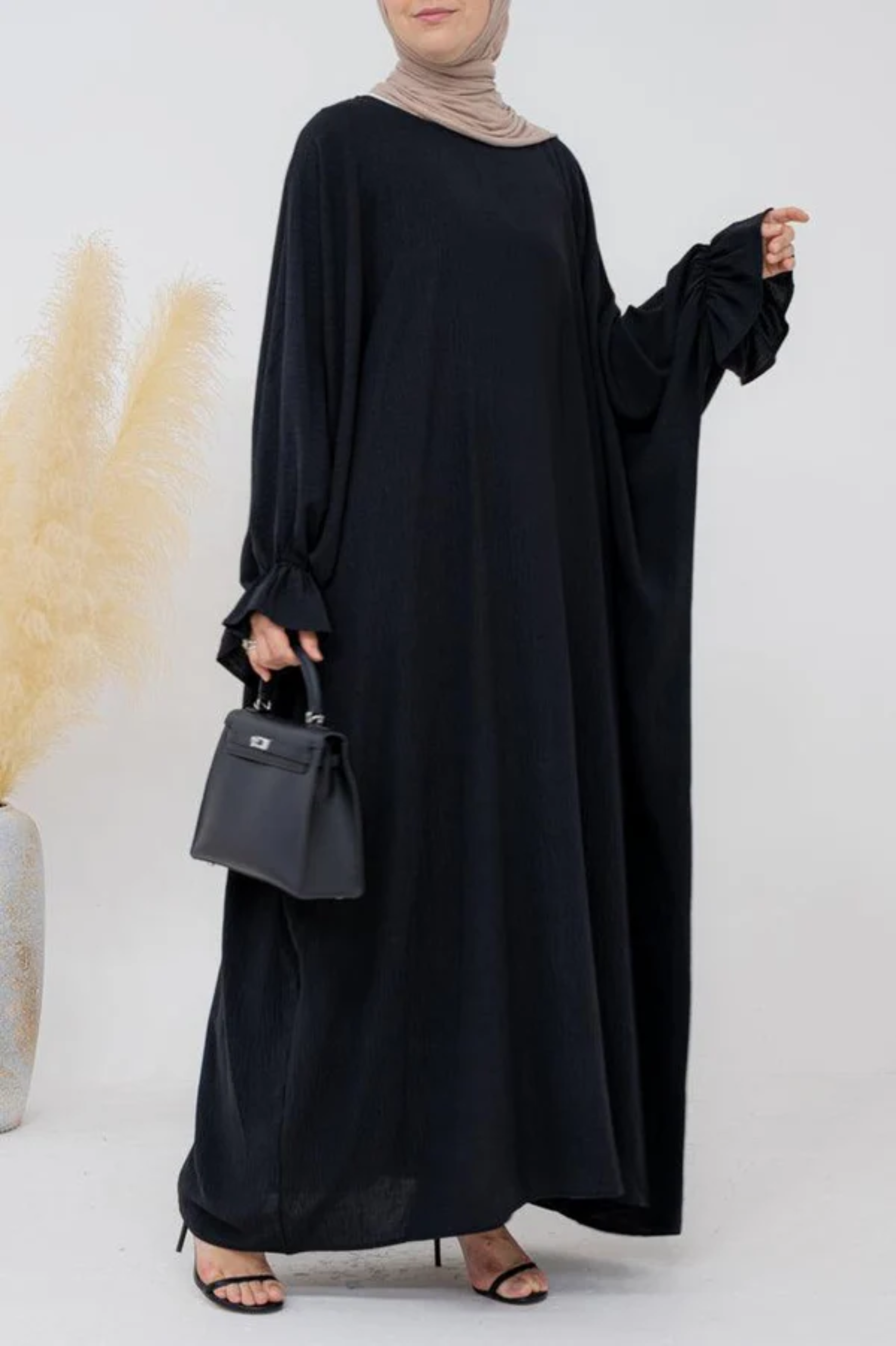Simplicité Chic : Abaya Classique (foulard inclus)
