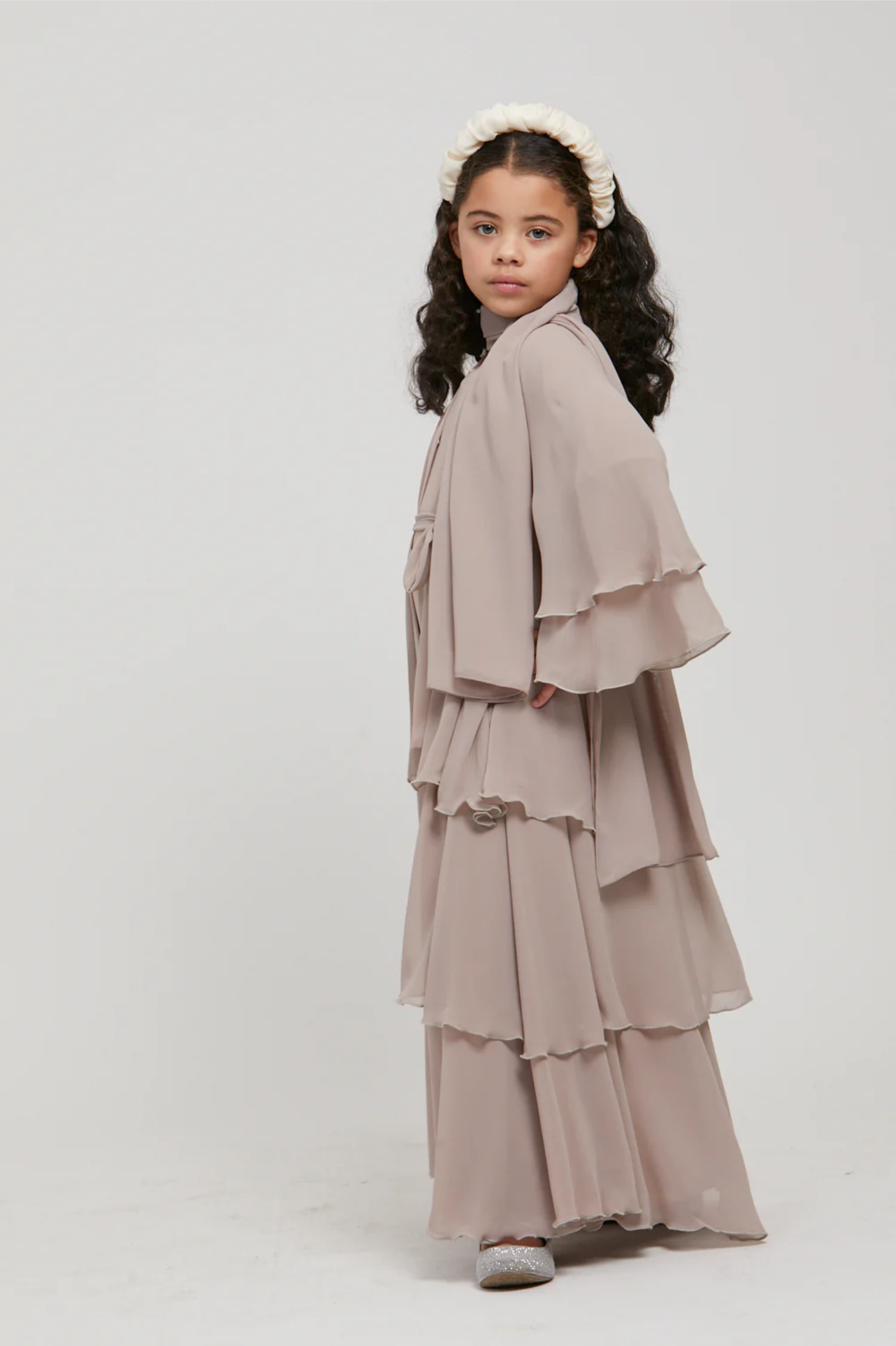 Perle Flottante : Abaya Enfant Beige (foulard inclus)