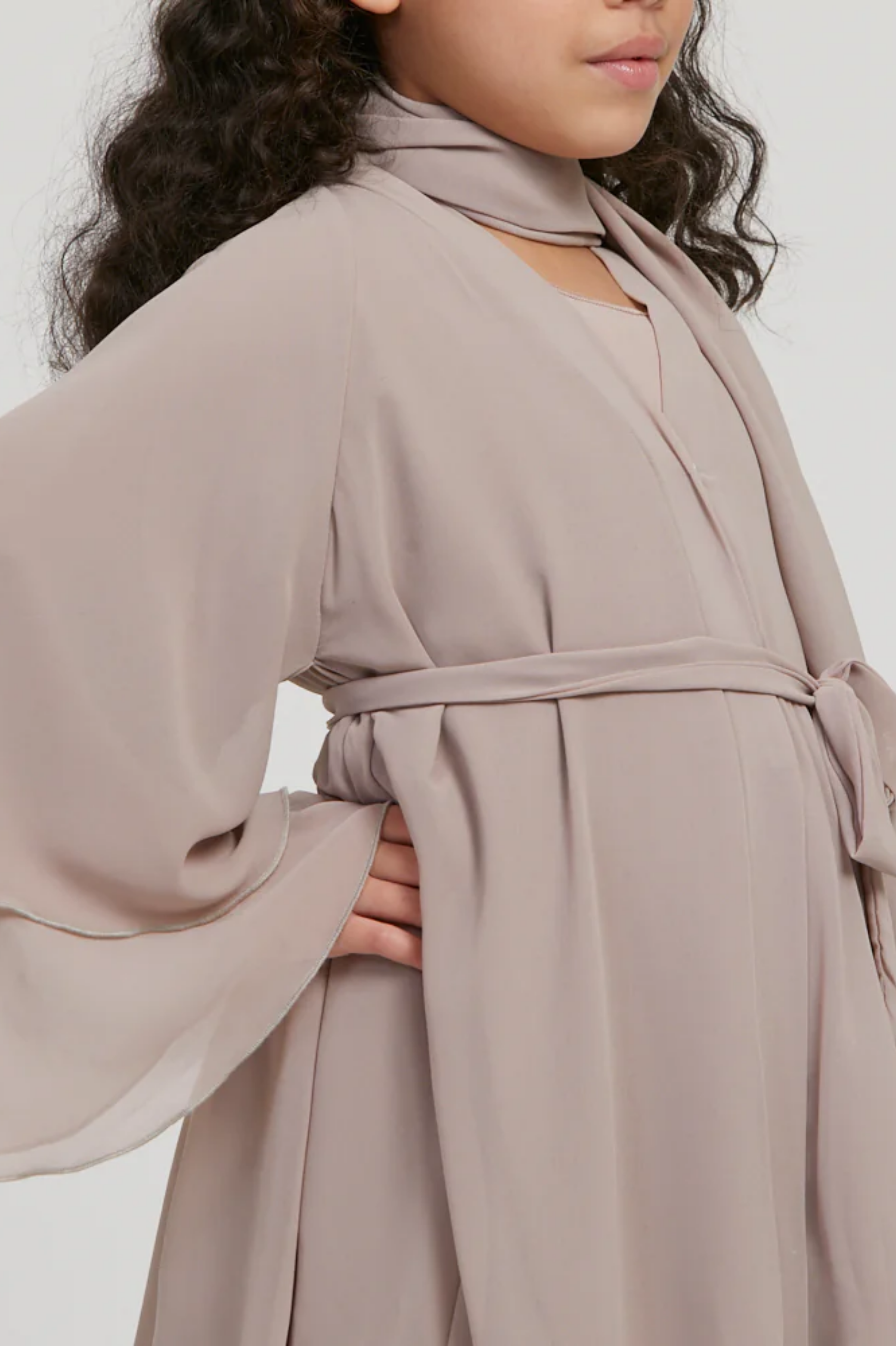 Perle Flottante : Abaya Enfant Beige (foulard inclus)